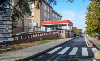 Mendon se babai i infektuar me COVID-19 vdiq shkak i pakujdesit nga mjekët