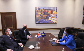 Kryediplomatja falënderon ambasadorin britanik për vizitën në Prekaz