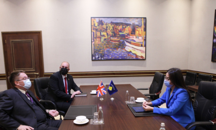 Kryediplomatja falënderon ambasadorin britanik për vizitën në Prekaz