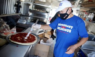 U mblodhën më se 1 milion dollarë për të blerë mbi 66 mijë pica për votuesit e uritur në ShBA