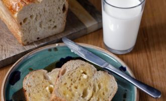 Shtoni vitaminën D në bukë dhe qumësht për të ndihmuar në luftimin e Covid-19