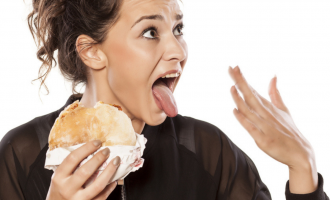 Si ndikon ushqimi pikant në trupin tonë?