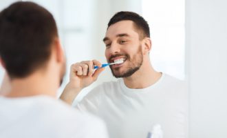 Gjithë çfarë mund t’ju ndodhë nëse nuk lani dhëmbët me rregull