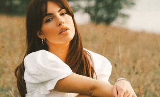 Blogerja shqiptare rrëmon edhe në dyqanet e dorës së dytë për të gjetur diçka të bukur