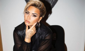 Demi Lovato ‘rruan’ flokët e saj të gjata për një model ‘mohawk’