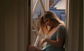 Kosovarja që udhëton botën duke puthur të panjohur për fotografi romantike