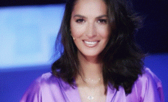 Emina Çunmulaj nisë ndërtimin e shtëpisë sipas traditave të Malësisë