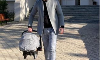 Gold AG kthehet në shtëpi me familjen e tij të vogël