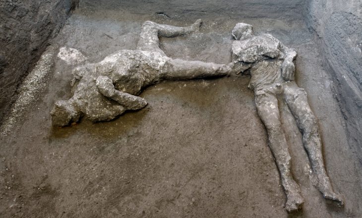 Dy trupa – i zoti dhe skllavi – zhvarrosen nga rrënojat e vilës në Pompei