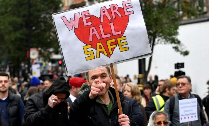 Protesta në Londër kundër masave anti-Covid