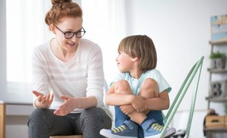 T’u përgjigjesh pyetjeve të fëmijëve tuaj në detaje është e rëndësishme për suksesin e tyre