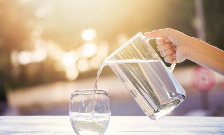 Si të kalkuloni sasinë e duhur të ujit që duhet të konsumoni gjatë ditës?
