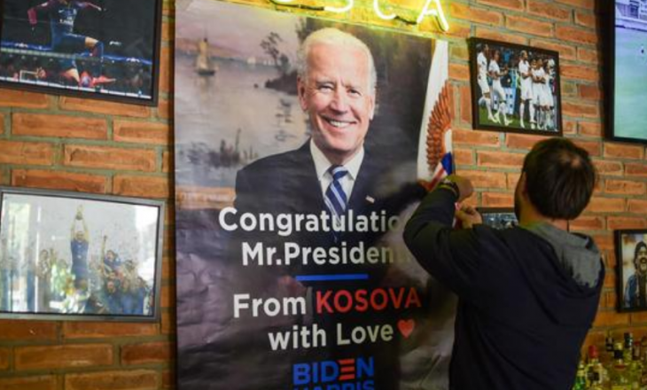 “Nga Kosova, me dashuri”, fotografia me të cilën gazeta franceze njofton fitoren e Bidenit