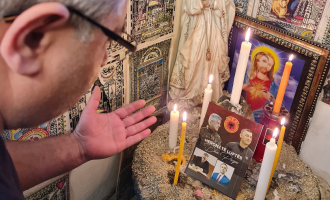 Me zjarr në duar Burdushi lutet për Thaçin, Veselin, Selimin e Krasniqin