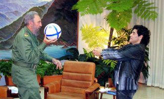 Maradona vdes në të njëjtën ditë me idhullin e tij të politikës