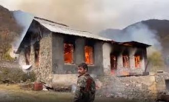 Armenët djegin shtëpitë para se t’ua lëshojnë azerëve në Nagorno – Karabakh