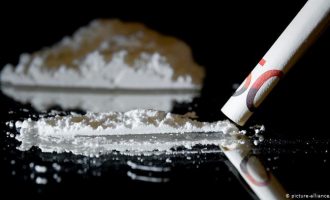 Konfiskohen 101 gramë drogë