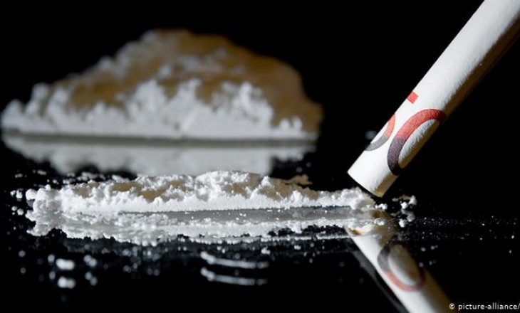 Konfiskohen 101 gramë drogë