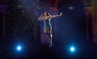 Në një moment të performancës, Dua Lipa shkëputet nga toka në ajër