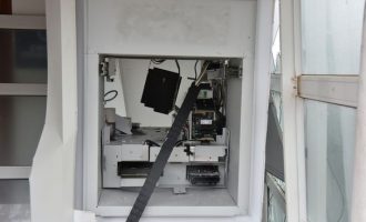 Grabitje me eksploziv në një bankomat në Prishtinë, të dyshuarit e gjuajnë me armë rojen