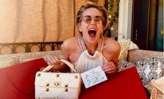 Edhe Sharon Stone është po aq e mahnitur sa ne që po modelon në moshën 62 vjeçare