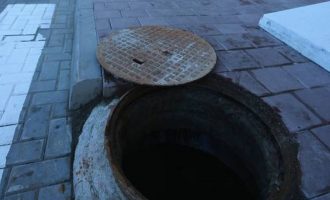 Një femër bie në pusetë