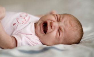 Foshnja mbetet në spital, nuk e pranon babai