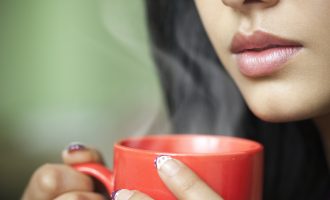 Të gjitha arsyet pse duhet të pini një gotë ujë të nxehtë