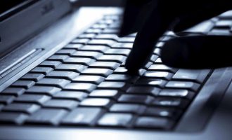 Ngacmon seksualisht disa fëmijë përmes rrjeteve sociale