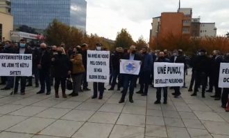 Punëtorët e Telekomit protestojnë para Qeverisë