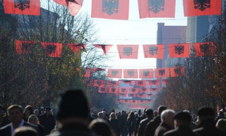 Dy ditë para 28 nëntorit sheshet nuk janë stolisur me flamujt kombëtar, sqarohet Shpend Ahmeti