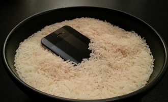 Nëse ju laget telefoni mos e fusni në oriz!