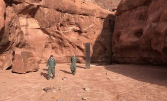 Një monolit misterioz metali është gjetur në shkretëtirën e Utah dhe askush nuk di kush e ka vendosur