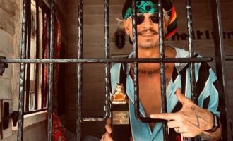 Johnny Depp pranon çmimin e fituar ‘prapa grilave’