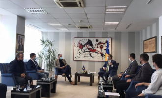 Tahiri në kafe sqaruese me gastronomët