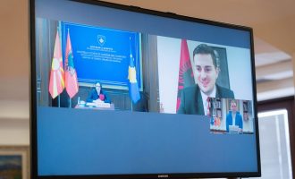 Krye-diplomantët shqiptarë e nisin 28 nëntorin bashkë