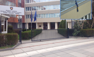 Kuvendi sqarohet lidhur me flamurin e dëmtuar të Kosovës