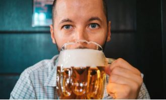 Pse ju kap lemza kur pini alkool?