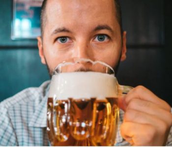 Pse ju kap lemza kur pini alkool?