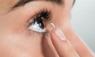 Ky burrë krijoi një robot që ju ndihmon të vini dhe të hiqni lentet e kontaktit