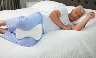 Një varg arsyesh pse duhet të flini me një jastëk mes këmbëve tuaja