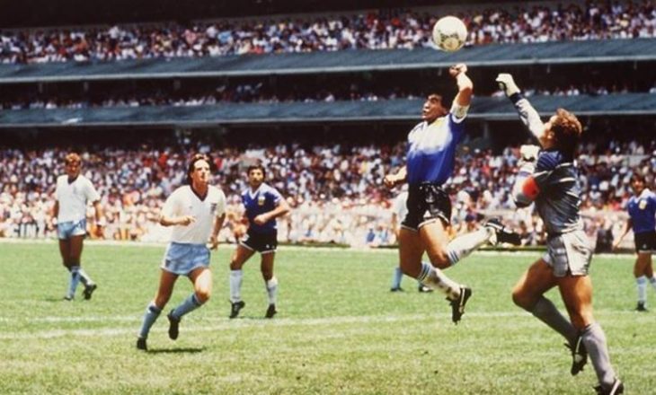 Kur Maradona kishte shënuar “me dorën e zotit” dhe “golin e shekullit” (VIDEO)