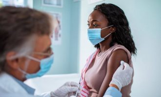 Moderna aplikon për pranim të vaksinës së tyre në SHBA dhe Evropë