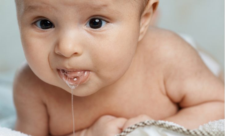 Çka shkakton refluksin acidik (urthin) tek foshnjat?