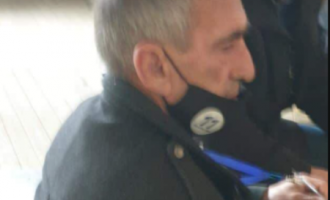 Vëzhguesi mban maskën me numër të kandidatit të LDK-së në Podujevë