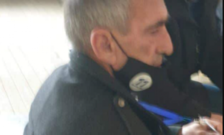 Vëzhguesi mban maskën me numër të kandidatit të LDK-së në Podujevë
