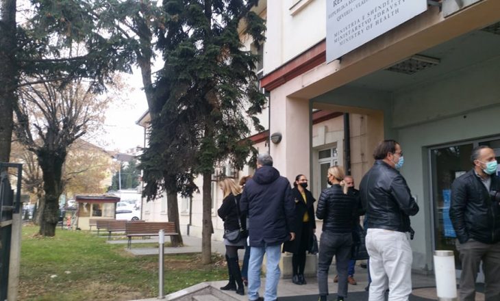 Specialistët e papunë të Stomatologjisë protestojnë para MSH-së