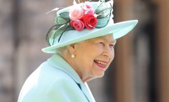 Aq strikte sa është edhe Mbretëresha kishte thyer protokollin mbretëror 72 vjet më parë