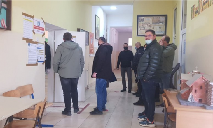 Në qendrën më të madhe të votimit në veri të Mitrovicës nuk respektohet distanca