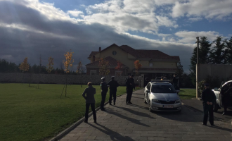 Deputeti i PDK-së te shtëpia e Thaçit ku po bastiset nga EULEX-i